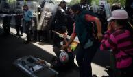 Policías repliegan a manifestantes opositores a puente en el humedal de Xochimilco.