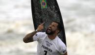 El brasileño Ítalo Ferreira celebra tras ganar la medalla de oro en Tokio 2020