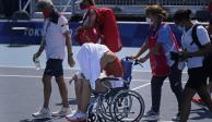 La española Paula Badosa sale de la cancha en una silla de ruedas en los Juegos Olímpicos de Tokio.