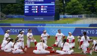 Las seleccionadas de softbol, después de uno de sus partidos en Japón.