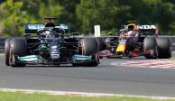 Lewis Hamilton conduce su monoplaza mientras atrás de él va Max Verstappen en la clasificación del Gran Premio de Hungría de F1.