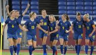 Jugadoras de Suecia celebran el gol con el que vencieron a Australia en las semifinales del torneo de futbol femenil en Tokio 2020.