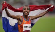 Sifan Hassan celebra su victoria en los 5,000m femenil de atletismo en Tokio 2020.