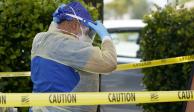 Personal sanitario con medidas de protección ingresa a un hospital en Florida, la semana pasada.