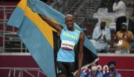 Steven Gardiner, con la bandera de Bahamas, después de ganar la final de los 400 metros de atletismo en Tokio 2020.