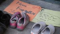 Zapatos de niños autóctonos en homenaje a su memoria, tras los hallazgos del pasado mes de mayo.