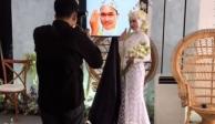 La familia no quiso esperar y el novio con COVID-19 celebró su boda por videollamada