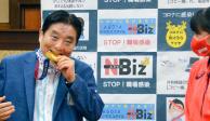 Takashi Kawamura fue criticado por morder la medalla olímpica de una atleta.
