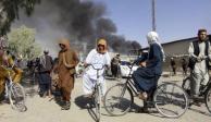 El humo se eleva después de los enfrentamientos entre los talibanes y el personal de seguridad afgano, en Kandahar, al suroeste de Kabul, Afganistán.