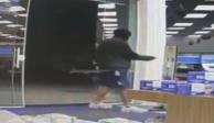 Un ladrón usa gel antibacterial antes de robar una farmacia