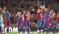Futbolistas del Barcelona agradecen a la afición al término del triunfo que consiguieron, ayer, en el Camp Nou.