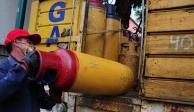 Un repartidor de tanques de gas sube al camión un cilindro vacío; conoce las medidas para evitar una explosión como la ocurrida en Av. Coyoacán.