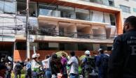 Decenas de habitantes del edificio ubicado en Av. Coyoacán, cual fue desalojado el día de ayer por una explosión que dejó el saldo de un muerto, continúan sacando sus pertenencias.