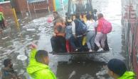 Bomberos y compañeros de Rescate Urbano auxiliaron a la ciudadanía afectada por las fuertes lluvias registradas en Ecatepec.