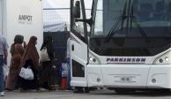 Refugiados de Afganistán llegan a Canadá y abordan un autobús después de ser procesados ​​en el aeropuerto de Toronto.
