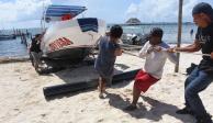 Pescadores retiran sus embarcaciones del mar, horas antes de la llegada de Grace, que este jueves impactó a la Península de Yucatán.