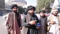 Con rifle en mano, reporteros talibanes preguntan a la gente si es feliz en Afganistán