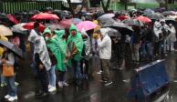Bajo la lluvia, jóvenes y persona rezagadas abarrotan el Deportivo Xochimilco para la vacunación contra COVID-19; Claudia Sheinbaum hace llamado a respetar orden de vacunación.