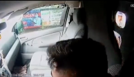 Captura del video en que le disparan al conductor de una combi