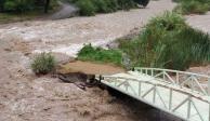 Corriente de río tira puente en comunidad de Hidalgo