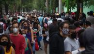 Por segundo día consecutivo, miles de jóvenes realizaron largas filas de hasta siete horas para recibir la primera dosis de la vacunaPfizer BioN-Tech contra COVID-19 en la Deportiva de Xochimilco.