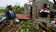Un hombre mira su casa que fue destruida cuando el huracán Grace azotó la costa con lluvias torrenciales, en Tecolutla, México.