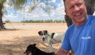 Fundador del primer refugio animal en Afganistán rechaza salir del país sin los perros que rescató