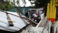 Una mujer se encuentra en medio de los escombros de su casa que fue destruida cuando el huracán Grace azotó la costa con lluvias torrenciales, en Costa Esmeralda, cerca de Tecolutla.
