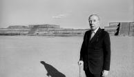 Jorge Luis Borges retratado por la fotógrafa mexicana Paulina Lavista en Teotihuacan.