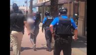 Policías se llevan detenida a mujer que se llevaba cuadernos de una tienda sin pagarlos, y aseguraron a su hijo
