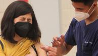 Una joven recibe la vacuna contra COVID-19.