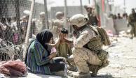 Un soldado estadounidense convive con refugiados afganos, en Kabul.