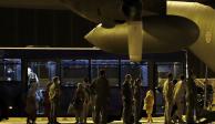 Afganos desalojados desembarcan en el aeropuerto de Lisboa, Portugal, ayer.