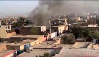 En redes sociales se compartieron imágenes en donde se puede apreciar una columna de humo saliendo de una vivienda residencial a causa de una explosión registrada cerca del aeropuerto de Kabul.