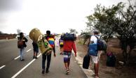 Migrantes de Haití, El Salvador y Honduras que se encontraban en el municipio de Mapastepec, Chiapas, fueron llevados a la delegación del INM, para revisar su situación legal.
