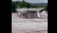 Crecida de río tira puente y deja varios vehículos varados en Sinaloa
