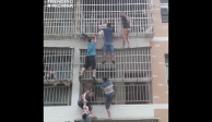 Captura del video en que los hombres bajan a las menores