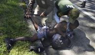 Agentes del INM detienen a un migrante haitiano en Escuintla, Chiapas, ayer.