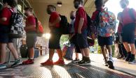 Estudiantes ingresando a una escuela primaria en el suburbio de Richardson, en Texas