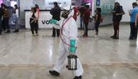 Un trabajador de limpieza realiza rondas de sanitización en el Aeropuerto Internacional de la Ciudad de México (AICM) con la finalidad de reducir los contagios de COVID-19.