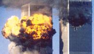 Las torres gemelas arden luego de ser impactadas por un avión cada una, en 2001; hecho que provocó que ambas cayeran casi una hora después del golpe.