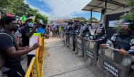 Migrantes haitianos marcharon de la Plaza Central en Tapachula para dirigirse a la Comar; fueron detenidos por la Guardia Nacional, ayer.