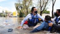 En una imagen compartida por Omar Fayad, se puede ver al mandatario estatal con el agua hasta la cintura junto a otras dos personas que buscan ponerse a salvo de la inundación