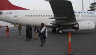 Miembros del Talibán vigilan el aeropuerto internacional de Kabul.