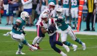 Una acción del duelo Miami Dolphins vs New England Patriots en la Temporada 2021 de la NFL