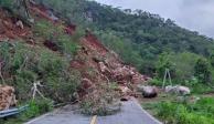 Equipos de emergencia se trasladaron de inmediato al lugar tras el derrumbe registrado&nbsp;en la carretera federal 80, informó el gobernador de Jalisco, Enrique Alfaro.