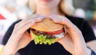 Una mujer encontró un dedo humano en su hamburguesa, y esto descubrieron autoridades
