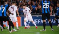 Lionel Messi conduce el balón durante el choque entre Brujas y PSG en Bélgica.
