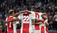 Jugadores del Ajax celebran una de sus anotaciones en la Eredivisie