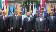 El presidente de México, Andrés Manuel López Obrador (C), posa para una foto con líderes y primeros ministros durante la cumbre de la Comunidad de Estados Latinoamericanos y Caribeños (CELAC), en el Palacio Nacional en la Ciudad de México
